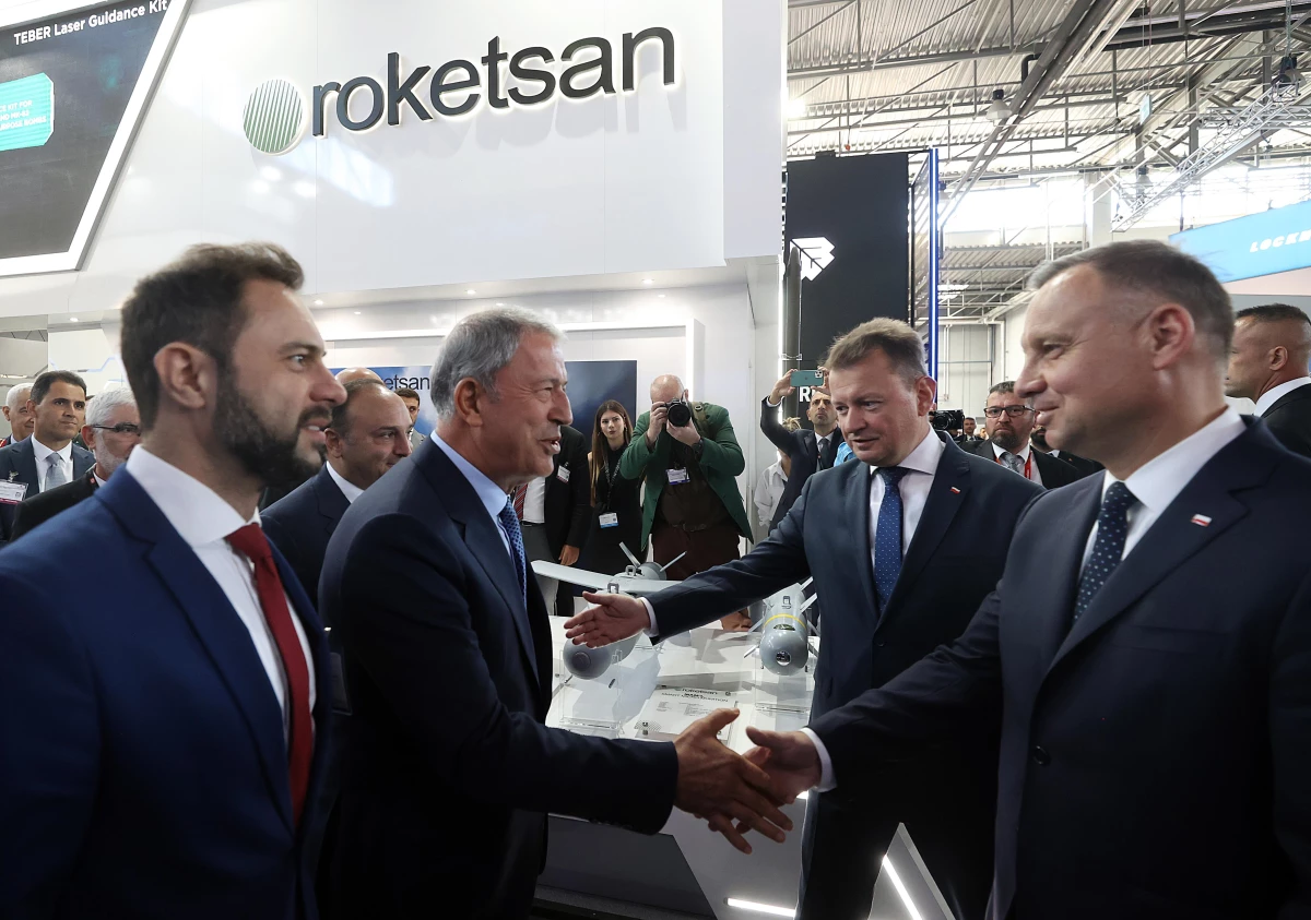 Bakan Akar, Polonya Cumhurbaşkanı Duda ile MSPO\'daki Türk firma stantlarını ziyaret etti
