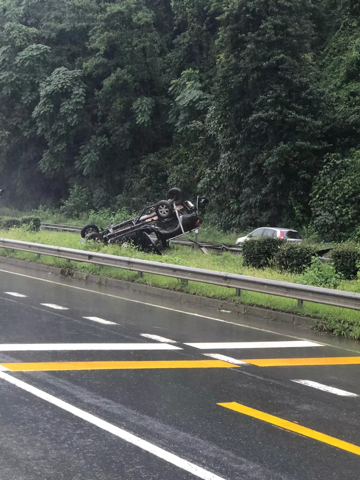 Rize'de kamyonetin devrildiği kazada 2 kişi yaralandı