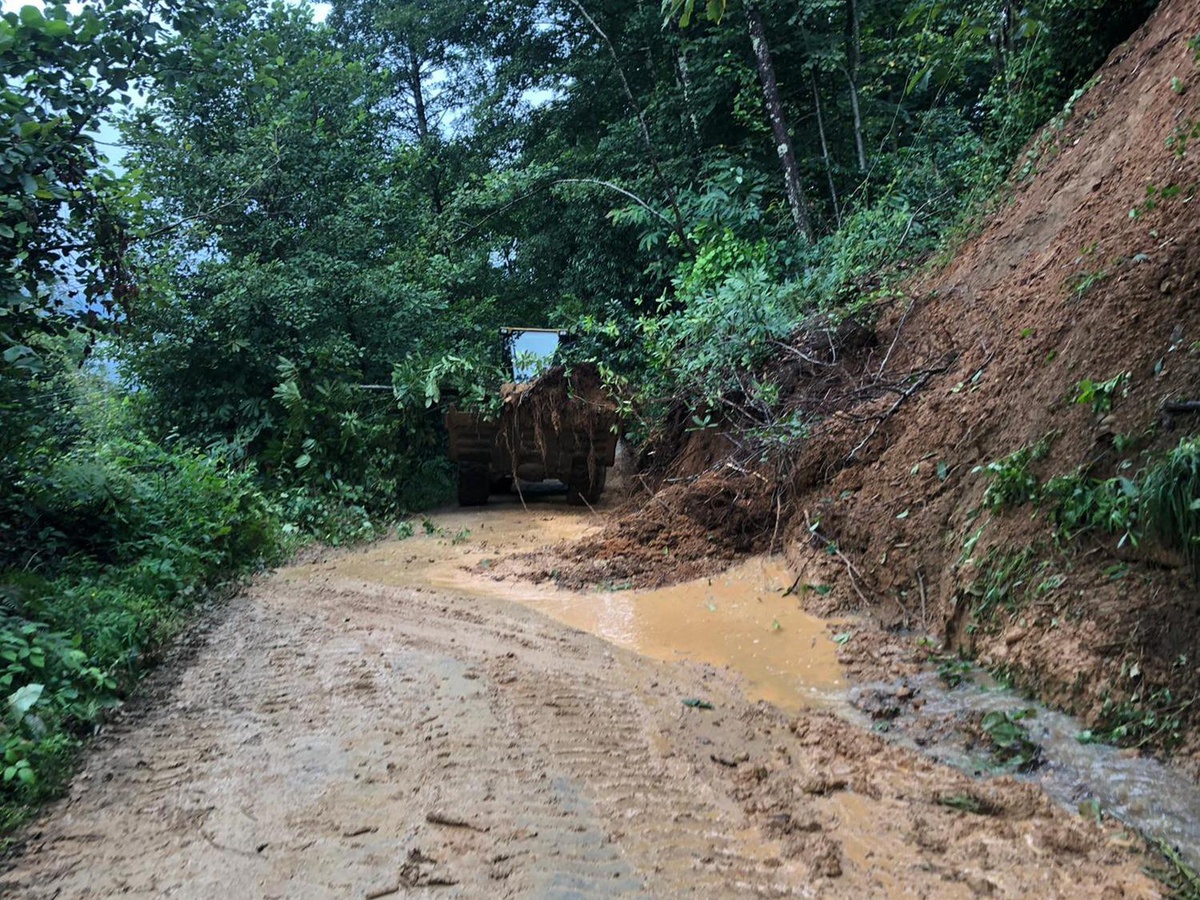 Rize\'de yağışın ardından toprak kayması nedeniyle kapanan köy yolları ulaşıma açıldı