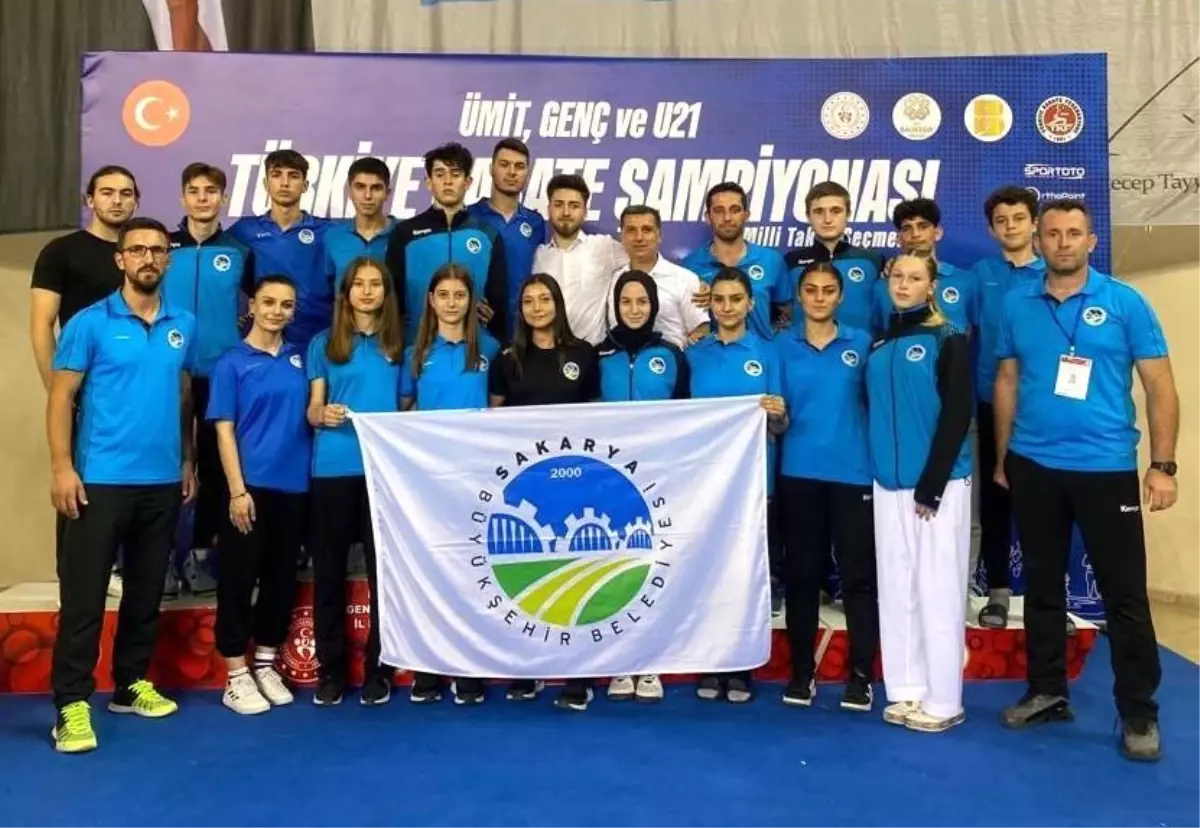 Sakarya Büyükşehir karate sporcuları gururlandırdı