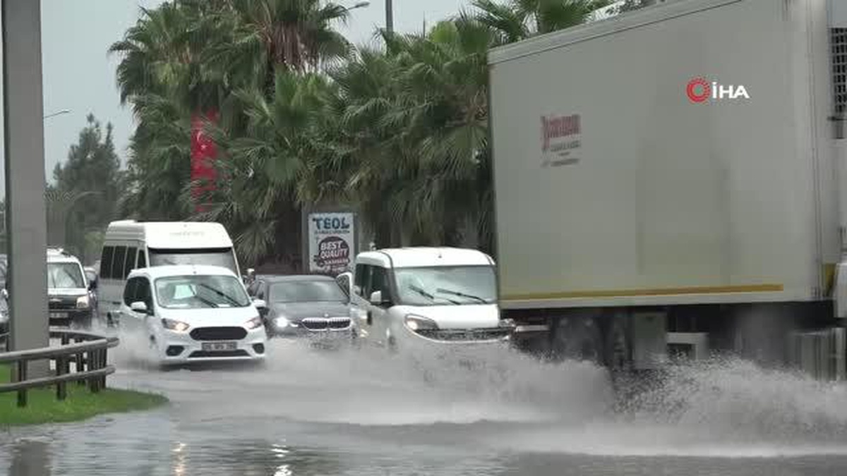 Samsun\'da sağanak yağış...Yollar göle döndü, sürücüler zor anlar yaşadı