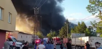 Silivri'de elektrikli ev aletleri fabrikasındaki yangına itfaiye müdahale ediyor