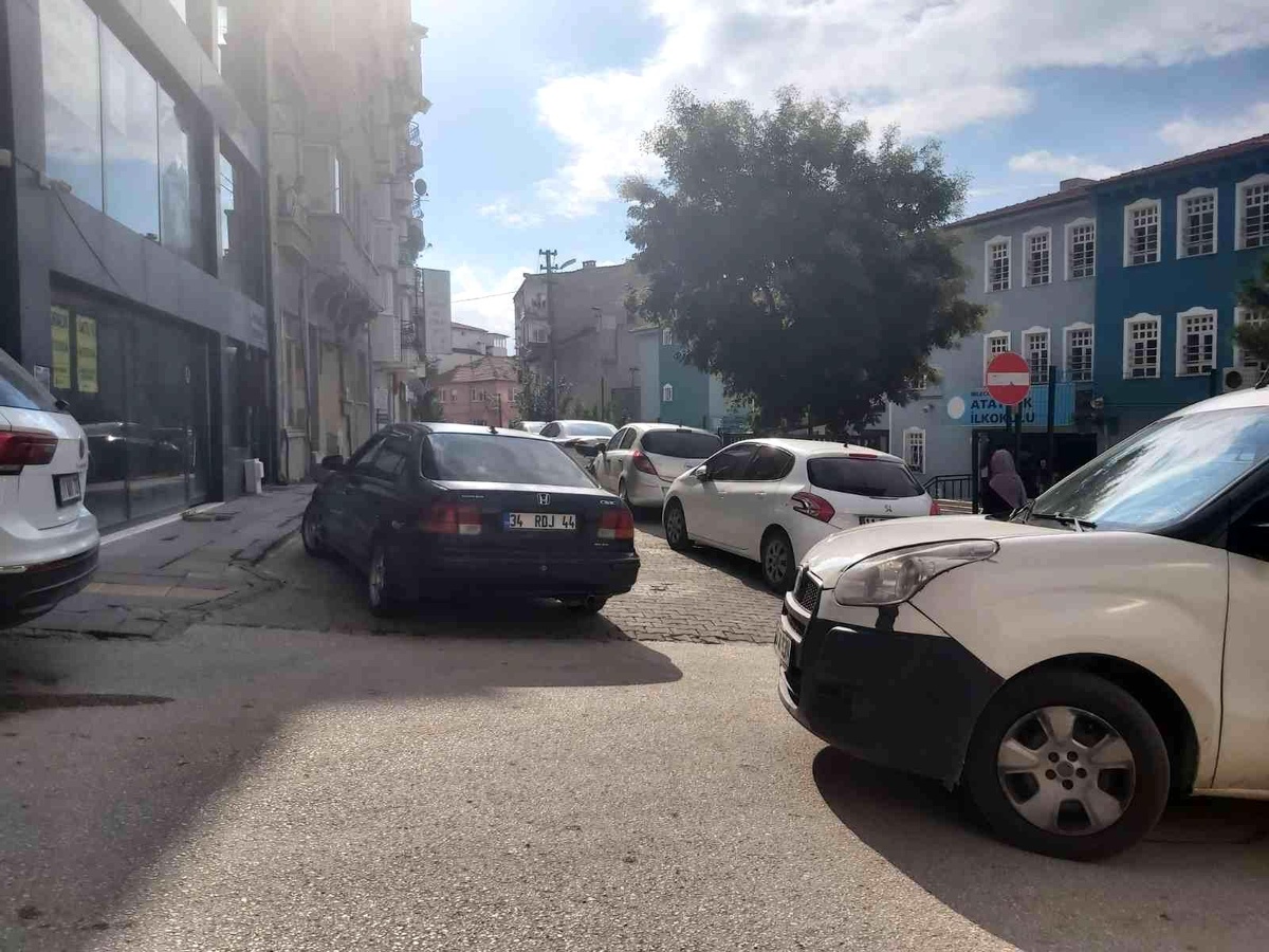 Sorumsuz sürücü bütün sokağı ulaşıma kapattı