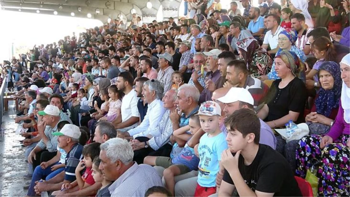 Süper Lig\'de böyle coşku yok! Köyler arası futbol turnuvasının binlerce kişi izledi
