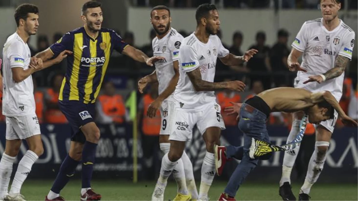 Beşiktaşlı futbolculara tekme atan taraftarı yakalayan Josef De Souza, kırmızı kart gördü