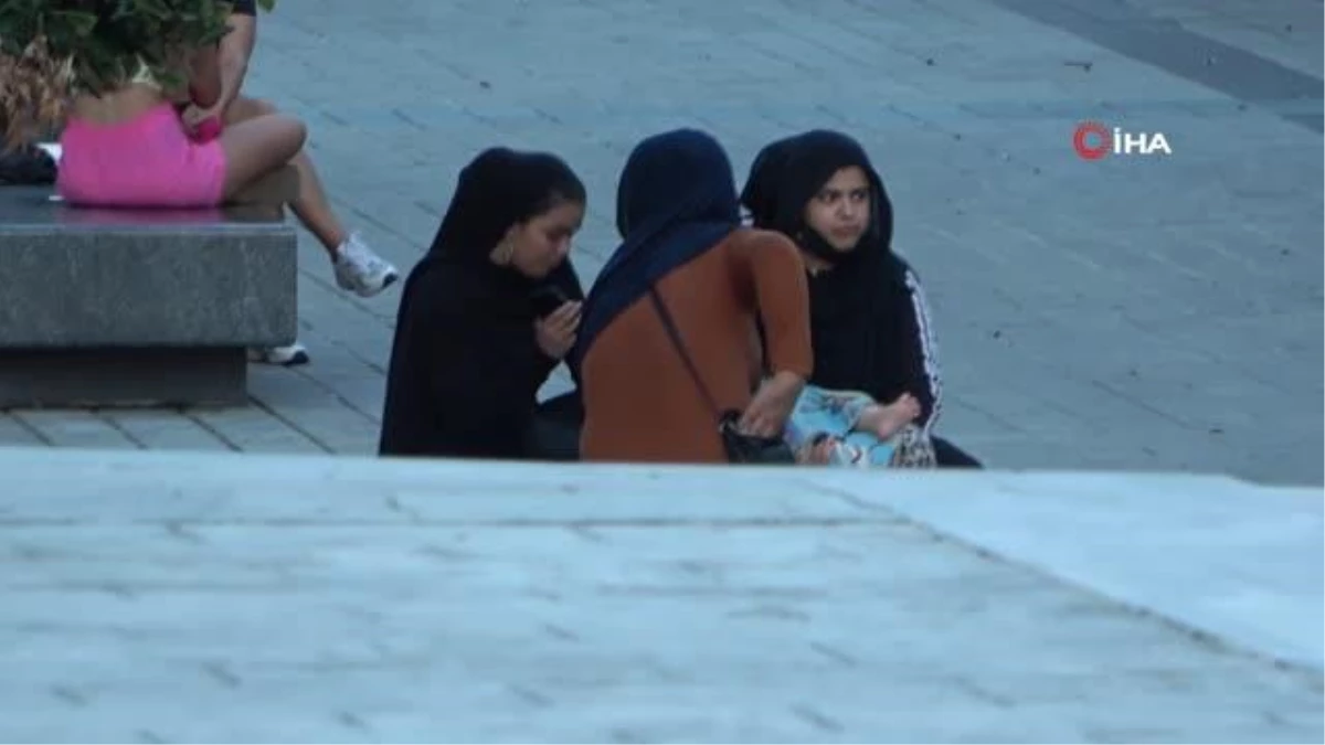 Taksim\'de yakalanan dilenci kadınlardan gazeteciye tepki: "Amca seni Allah\'a havale ediyoruz"