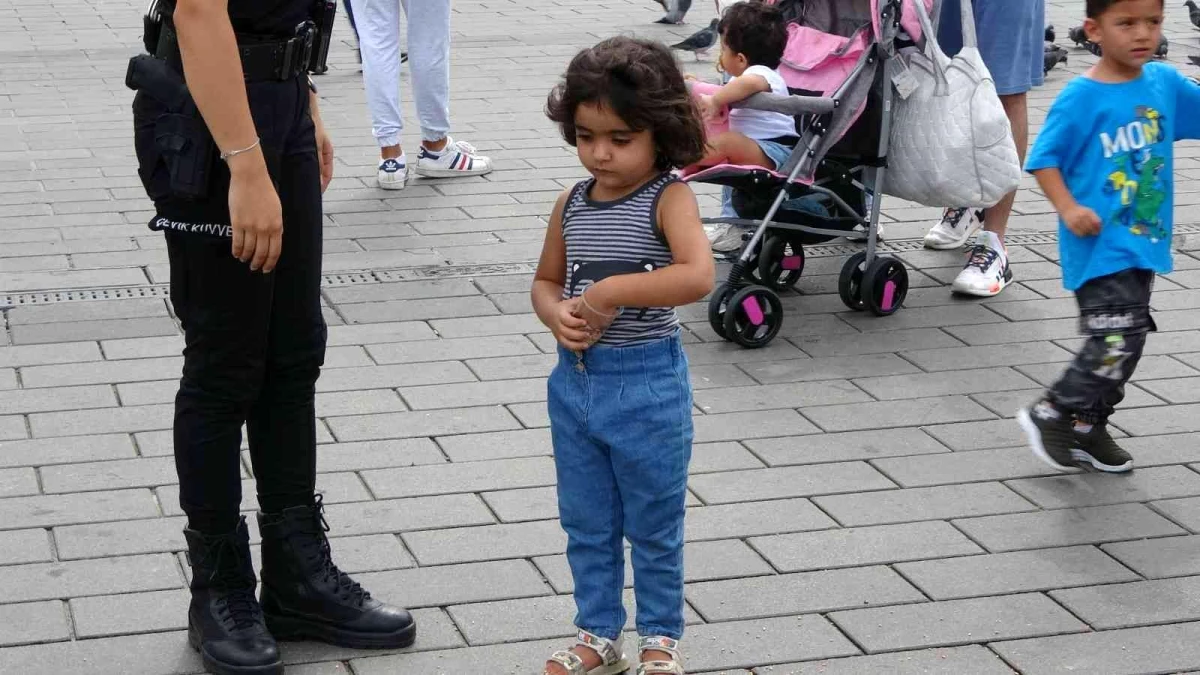 Taksim Meydanı\'nda kaybolan 4 yaşındaki İranlı çocuğa çevik kuvvet ekipleri sahip çıktı
