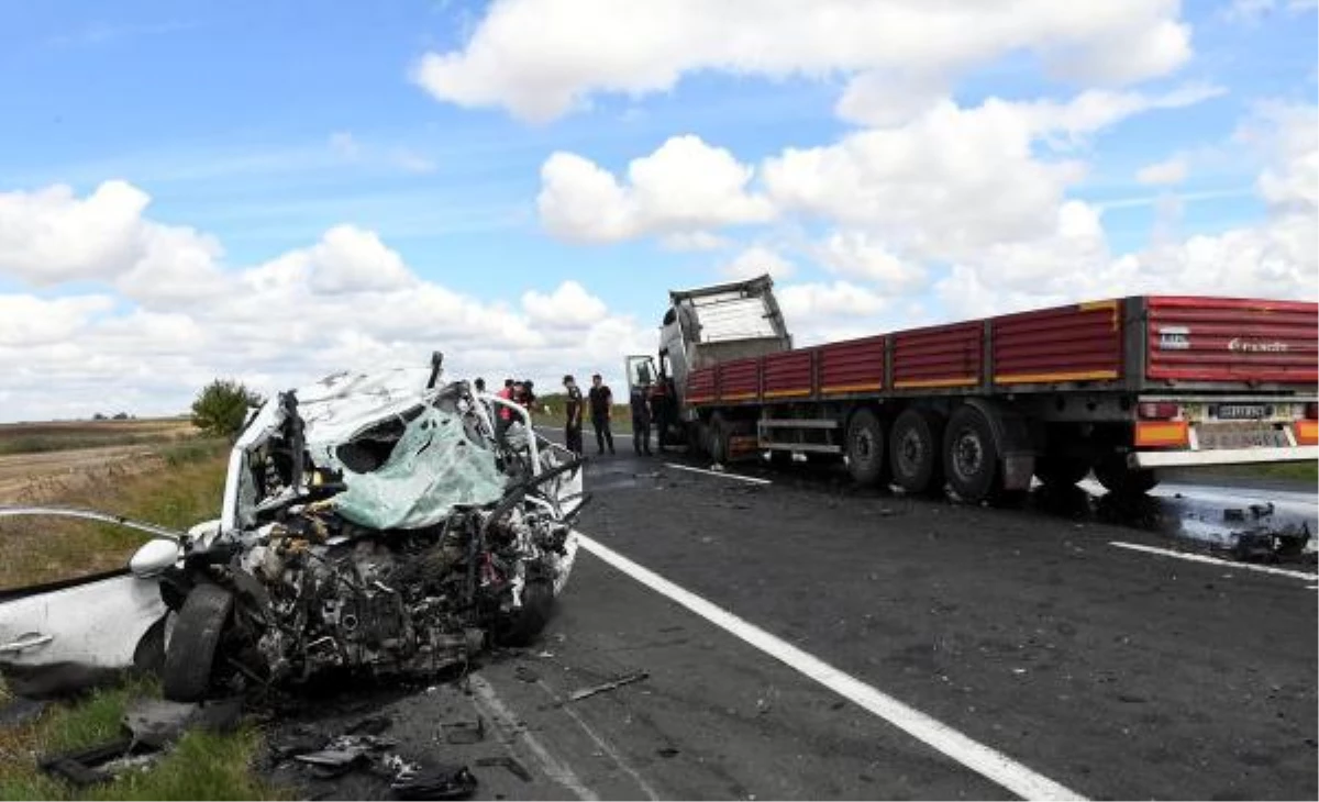 Tekirdağ\'da otomobil ile TIR çarpıştı: 1 ölü, 1 yaralı