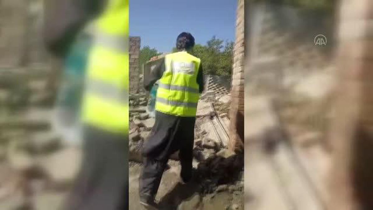 Türkiye'deki okullardan mezun Pakistanlılar, ülkedeki selin yaralarını sarmaya çalışıyor