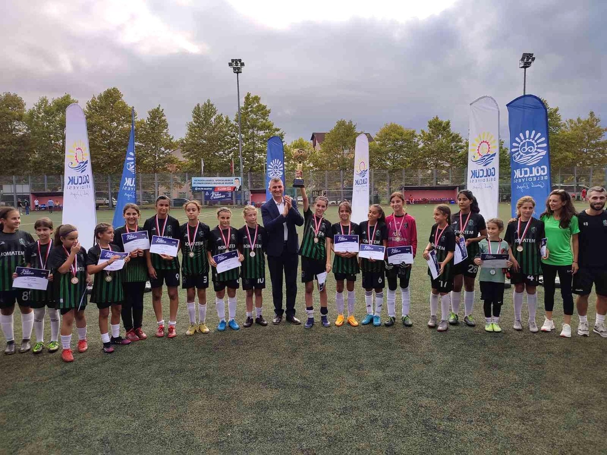 U-13 Kız Futbol Turnuvası\'nın Kocaeli Kadın Futbol\'u şampiyon oldu