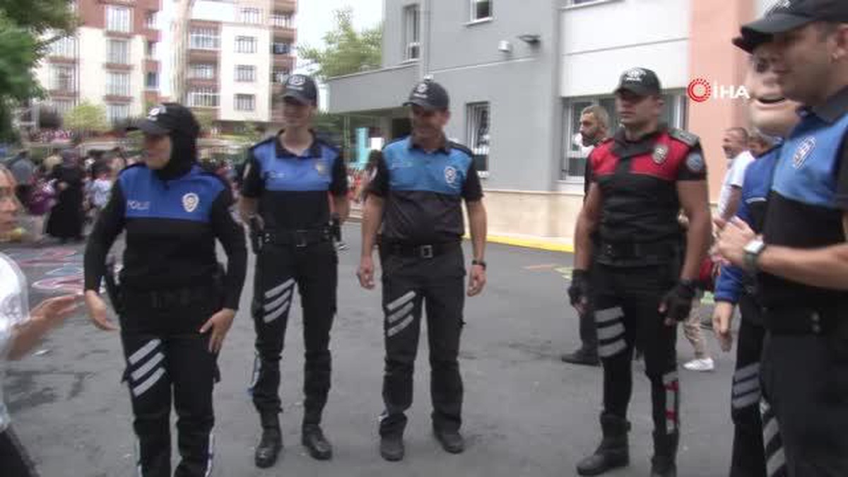Ümraniye\'de, Polis maskotu \'Cesur\' çocuklarla buluştu
