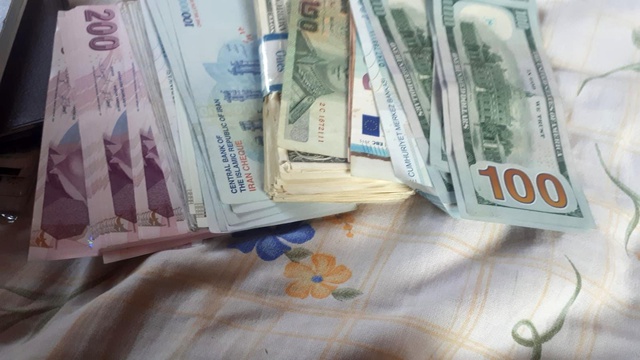 Yerde bulduğu yarım milyondan fazla parayı sahibine teslim etti Yerde bulduğu yarım milyondan fazla parayı sahibine teslim etti