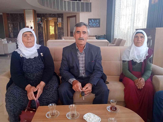 Yerde bulduğu yarım milyondan fazla parayı sahibine teslim etti Yerde bulduğu yarım milyondan fazla parayı sahibine teslim etti