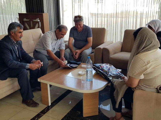 Yerde bulduğu yarım milyondan fazla parayı sahibine teslim etti Yerde bulduğu yarım milyondan fazla parayı sahibine teslim etti