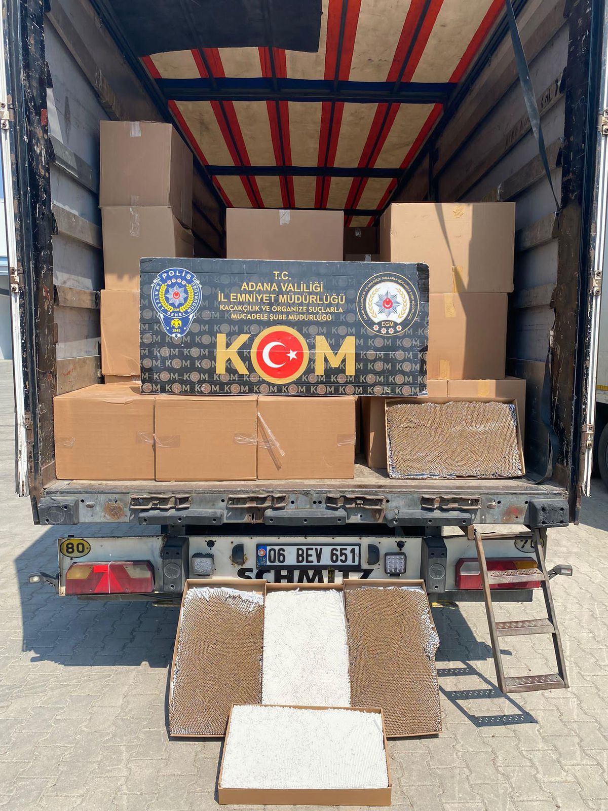 Adana\'da 19 milyon makaron ele geçirildi