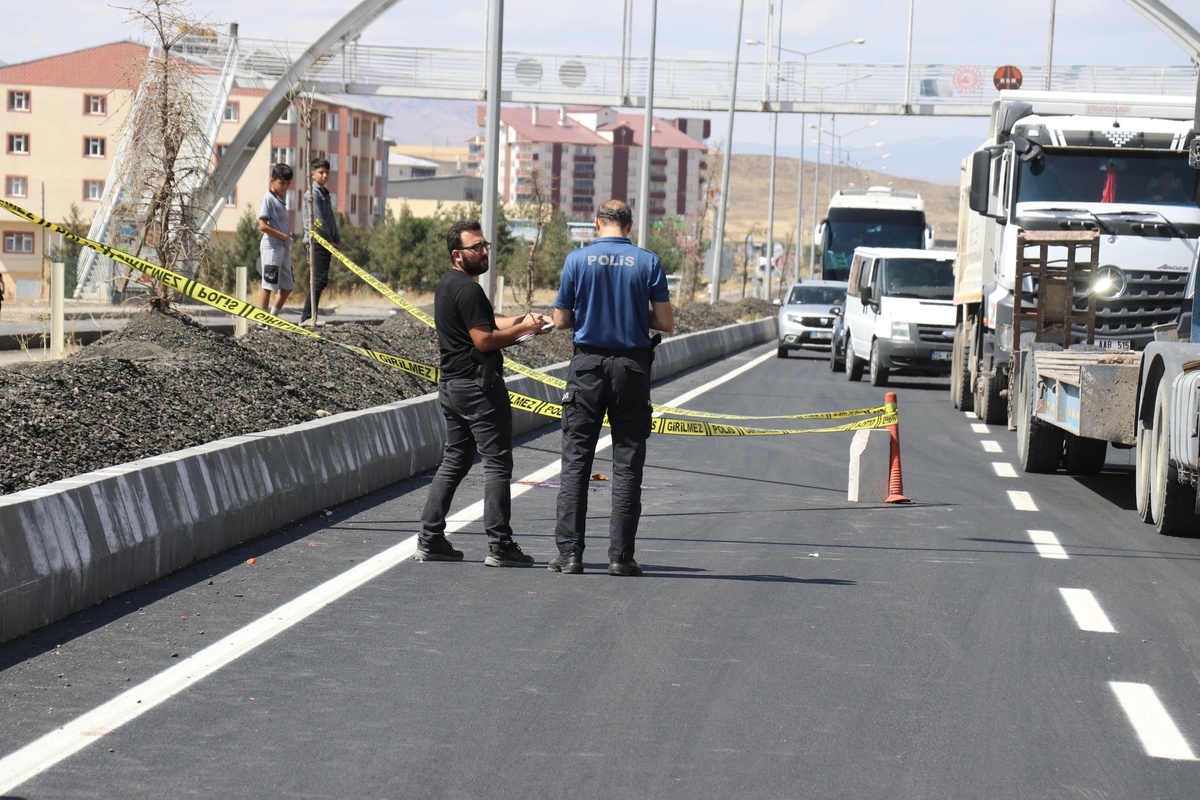 Ağrı\'da otobüsün çarptığı yaya ağır yaralandı