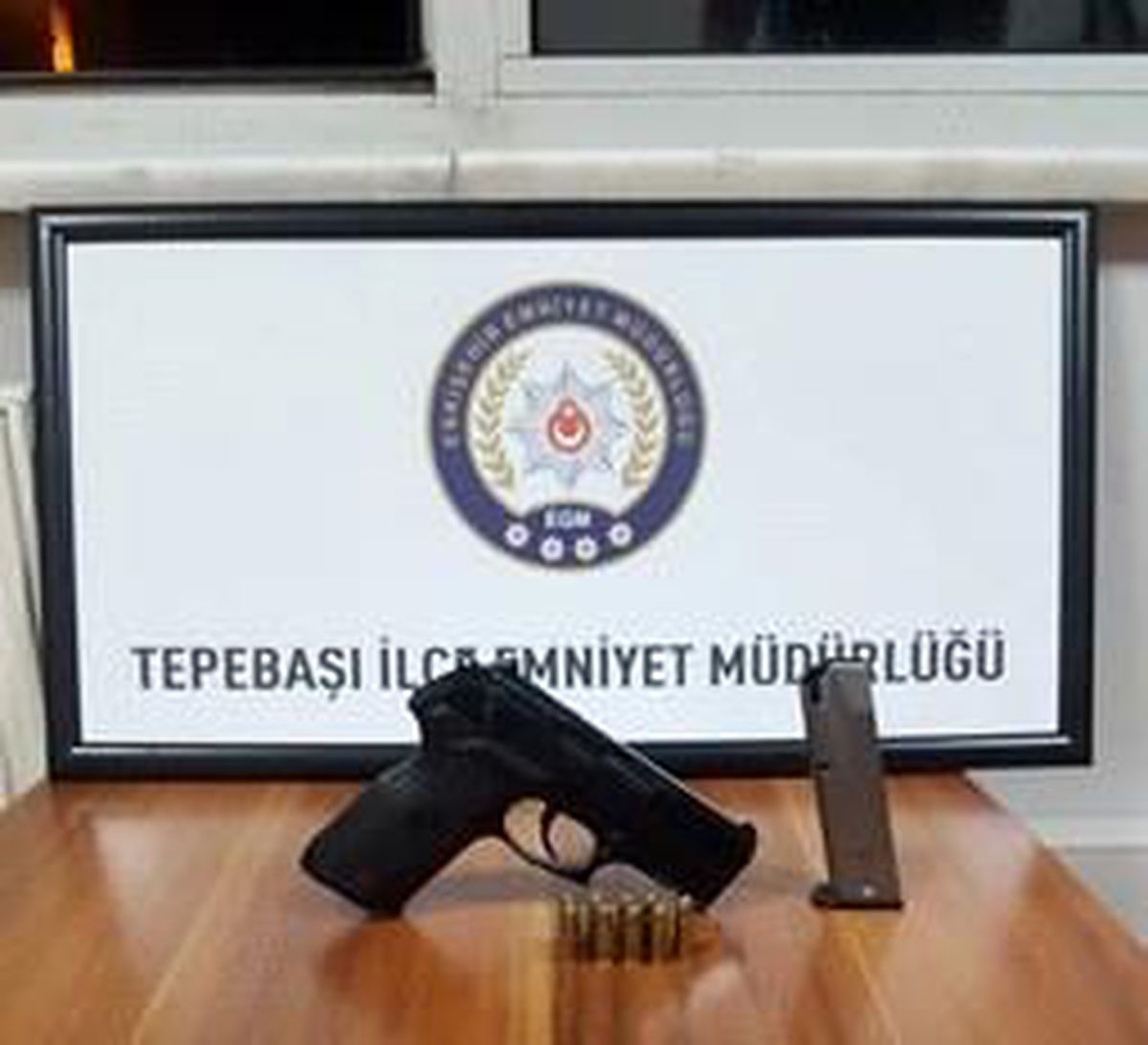 Aranması olan 2 şüpheli silahla birlikte yakalandı