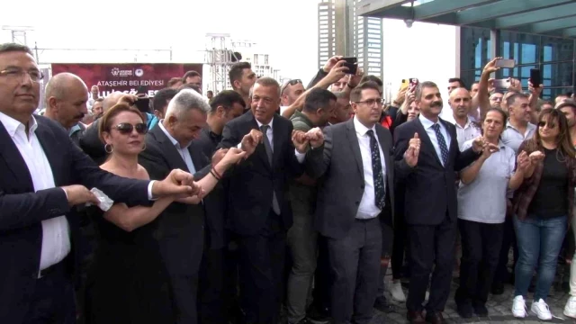 Ataşehir Belediyesi, çalışanlarına yüzde 110'luk zam yaptı! Davul zurnayla halay çekerek kutladılar