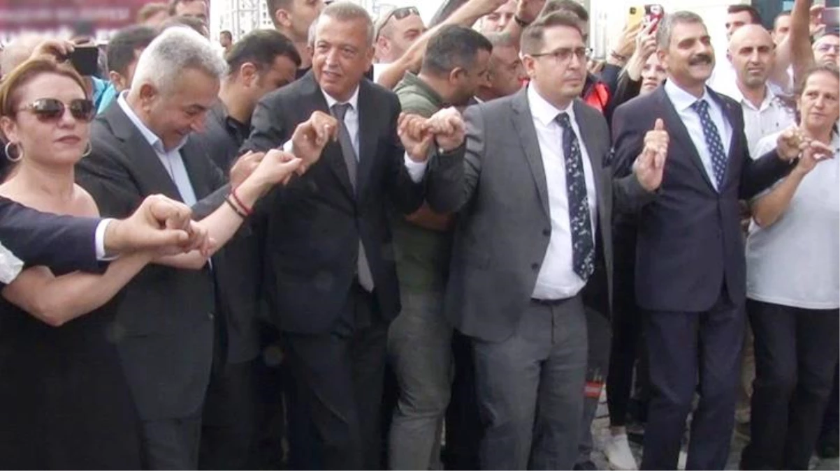 Ataşehir Belediyesi çalışanları, yüzde 110\'luk zammı halay çekerek kutladı