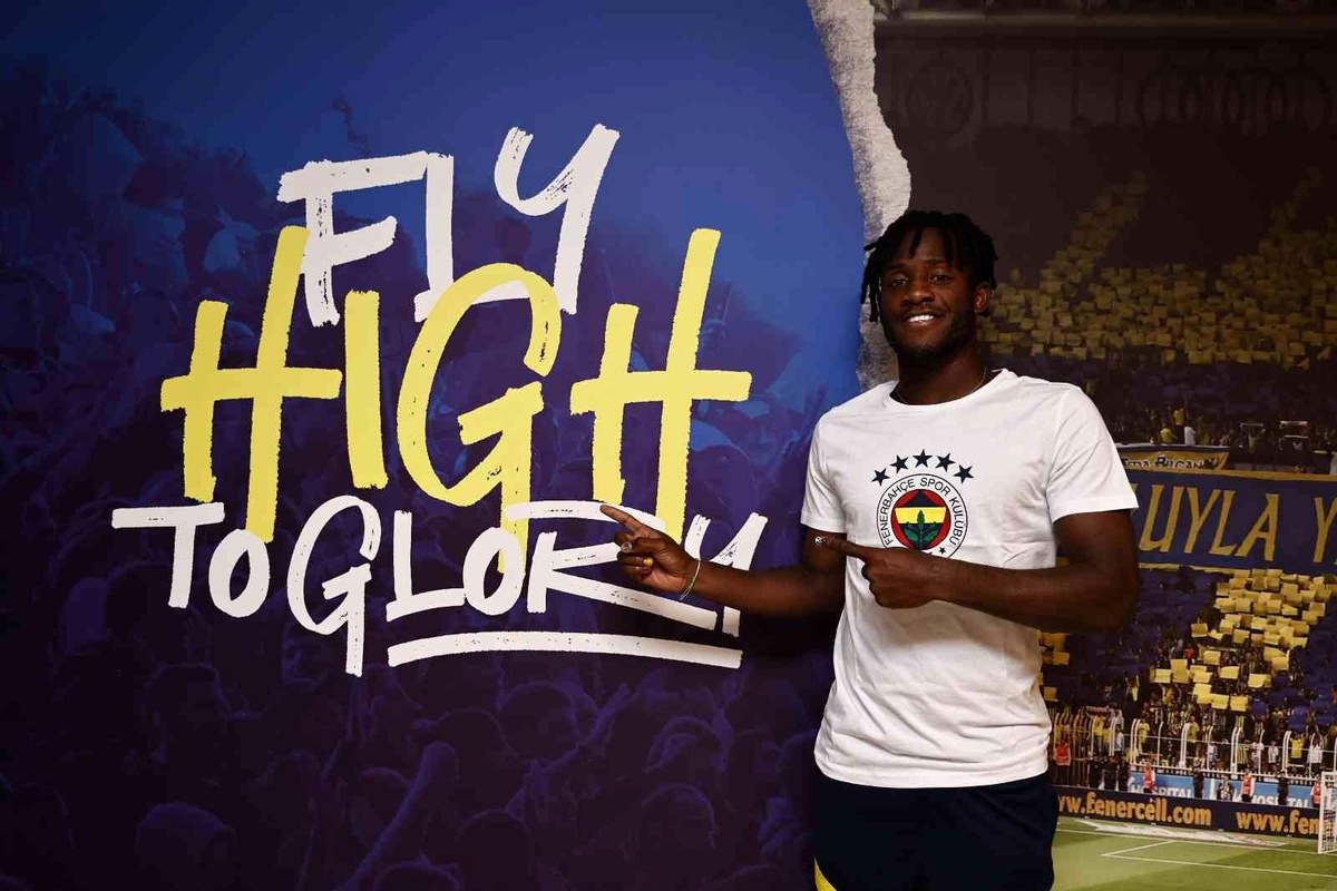 Batshuayi: "Sabırsızlıkla sahada takımım için gol atmayı bekliyor ve birlikte kupalar kazanmak istiyorum"