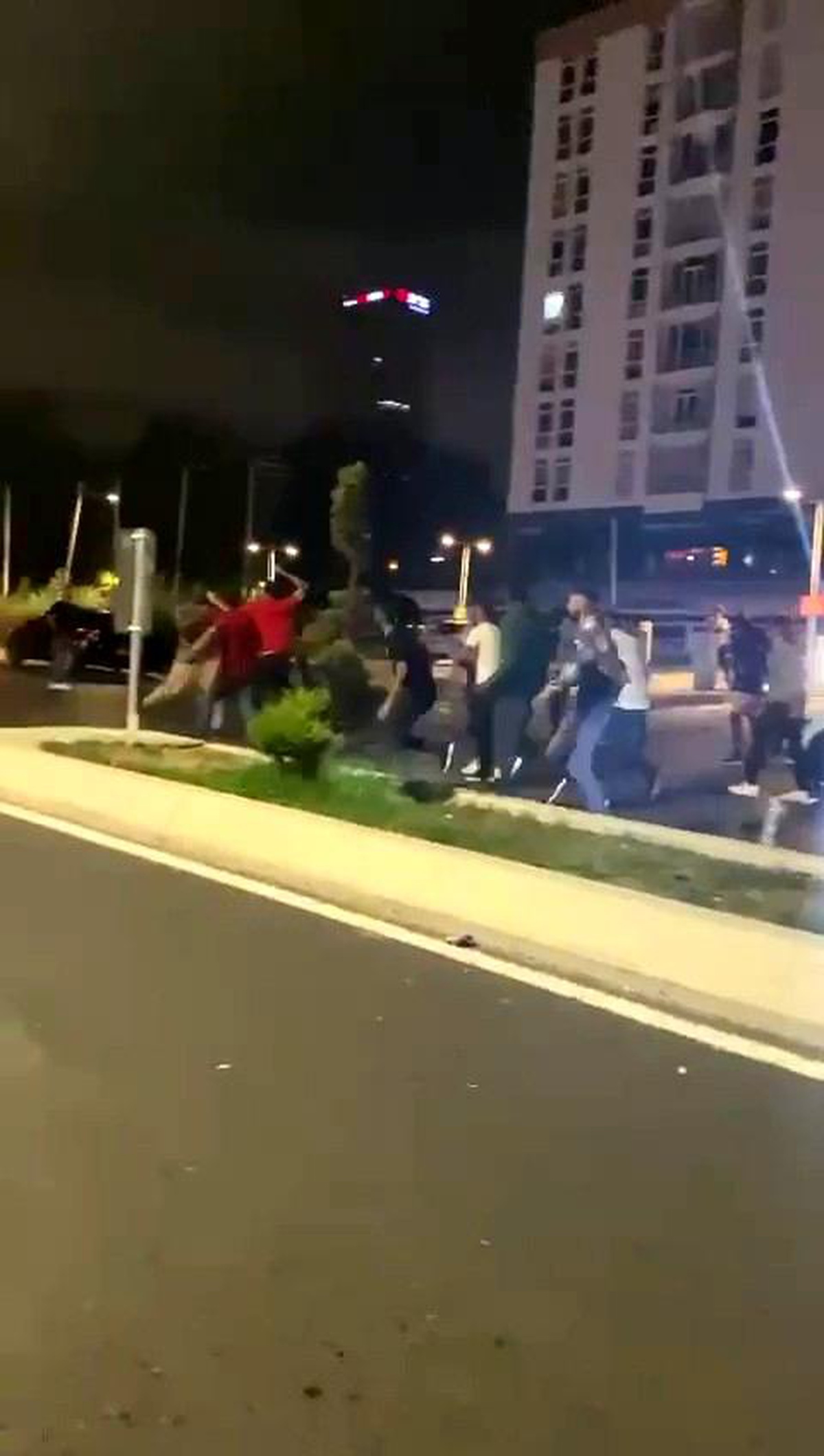 Beylikdüzü\'nde 10 kişi, eğlence mekanı çıkışında yabancı uyruklu adamı dövdü