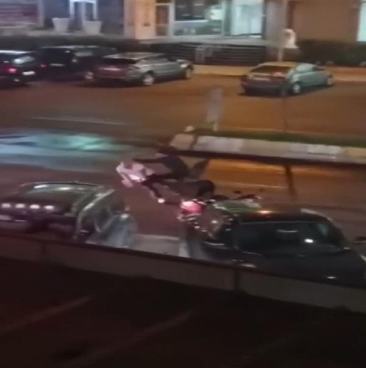 BEYLİKDÜZÜ\'NDE YOL VERME KAVGASI KAMERADA