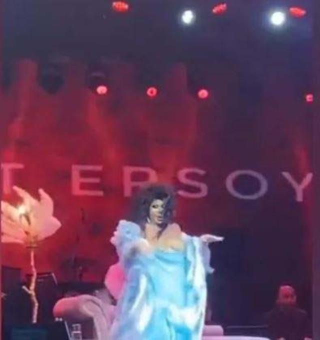 Bülent Ersoy'un sahnede göğüsleri açıldı, devreye hemen korumaları girdi Bülent Ersoy'un sahnede göğüsleri açıldı, devreye hemen korumaları girdi