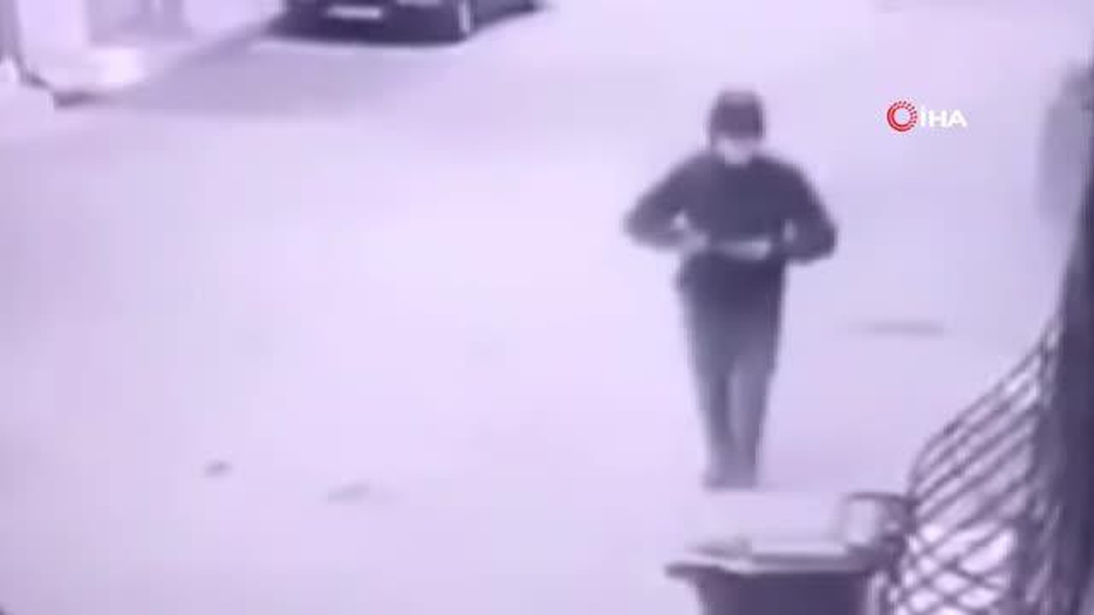 Demir makaslı ve silahlı hırsızlık anları güvenlik kamerasına yansıdı