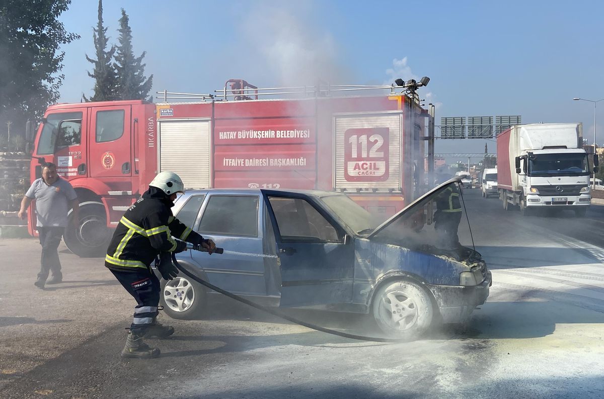 Hatay\'da seyir halindeki otomobilde yangın çıktı