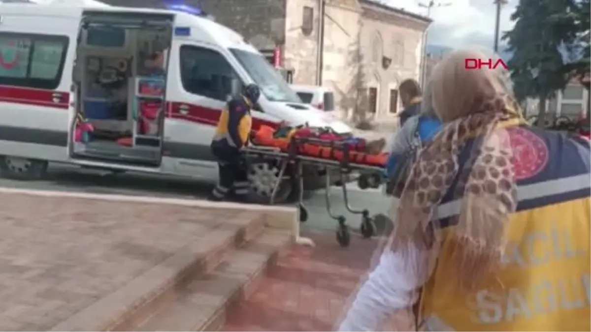 Heykele tırmanan Kerem, 3 metreden düşüp yaralandı