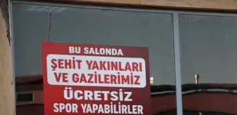 İki öğrencisi şehit olan spor salonu işletmecisinden duygulandıran afiş