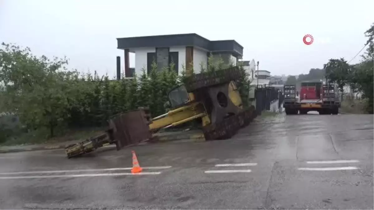 Tırdan indirilirken devrilen iş makinesinin operatörü yaralandı