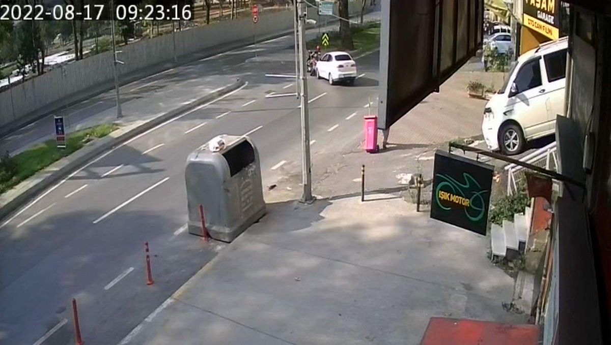 İstanbul\'da hatalı dönüş kazası kamerada: Araca çarpan motosikletli yaralandı