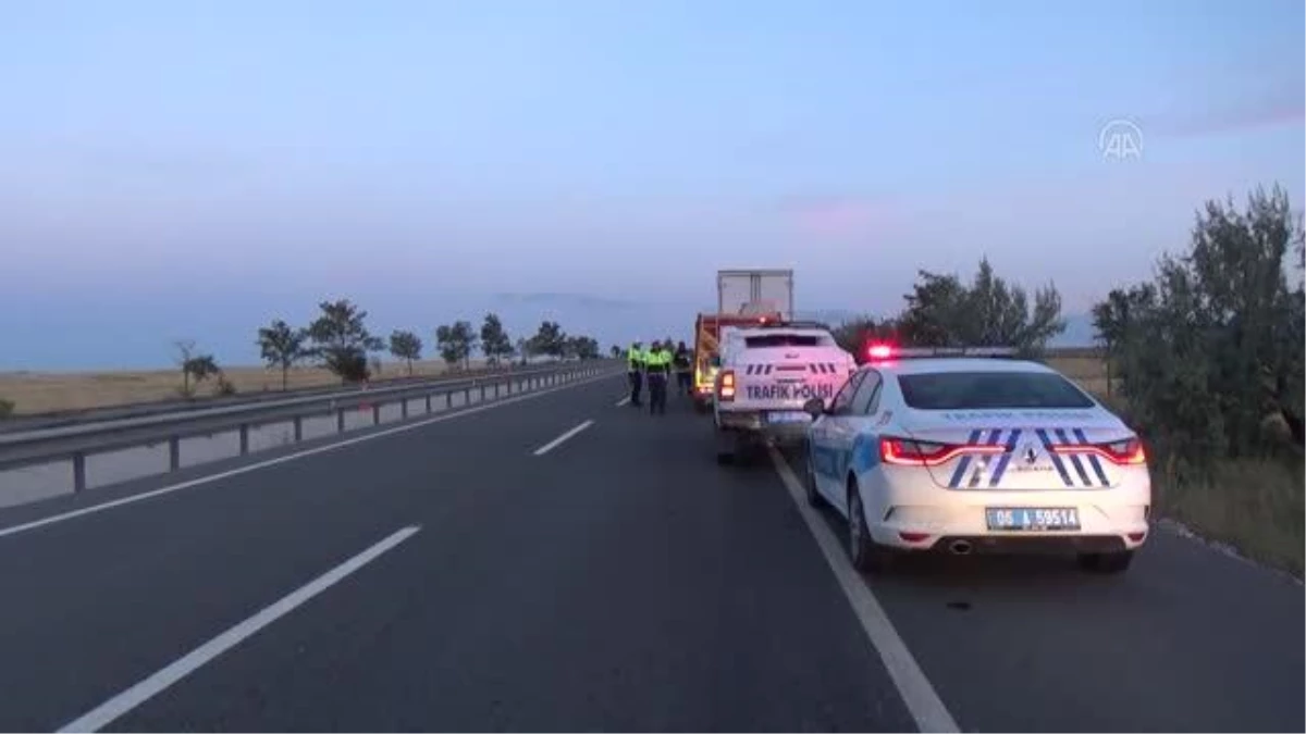 Konya\'da kamyona arkadan çarpan otomobildeki 1 kişi öldü, 3 kişi yaralandı