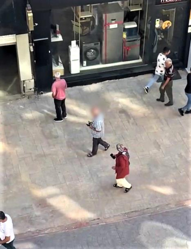 Yolda yürürken tacize uğrayan kadın, yanına kadar yaklaşan yaşlı adama tepki gösterdi Yolda yürürken tacize uğrayan kadın, yanına kadar yaklaşan yaşlı adama tepki gösterdi
