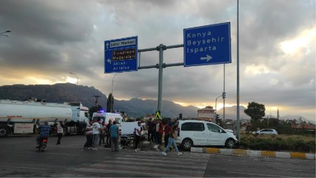 Konya\'da hafif ticari araç ile otomobil çarpıştı: 4 yaralı