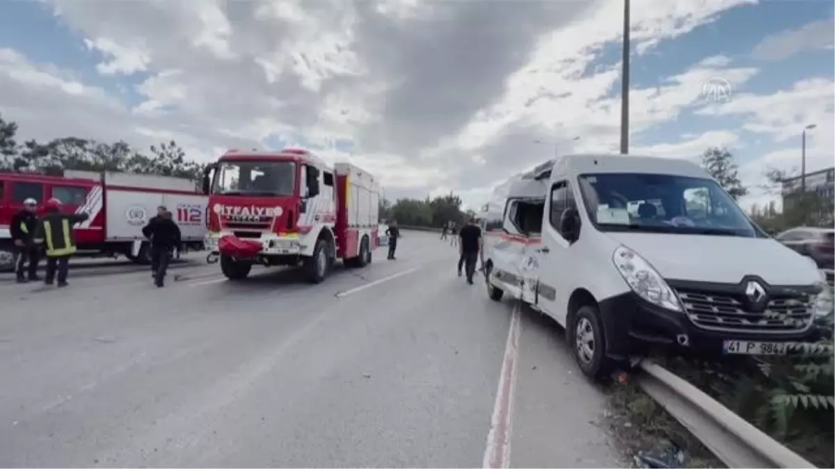 Kocaeli\'de minibüsle çarpışan tır devrildi, D-100\'ün Ankara istikameti ulaşıma kapandı