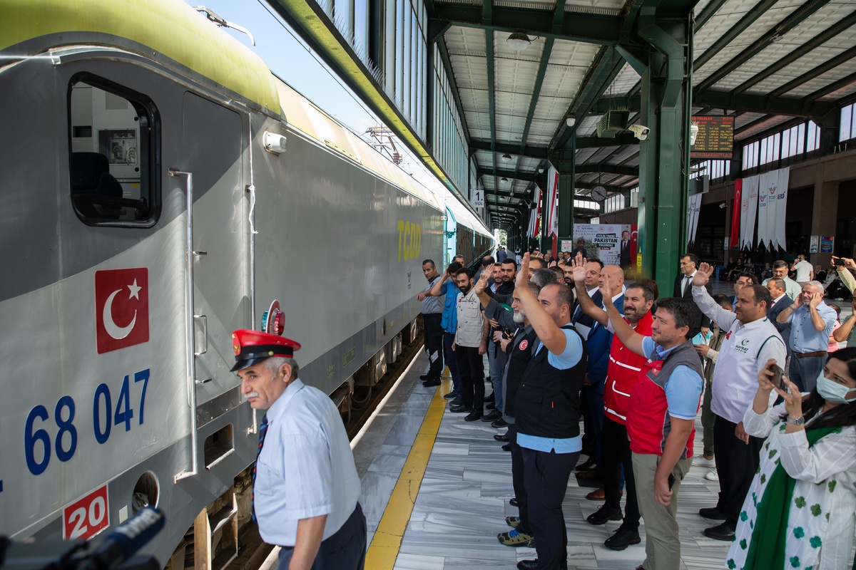 Pakistan\'a yardım malzemesi taşıyan üçüncü "İyilik Treni" yola çıktı