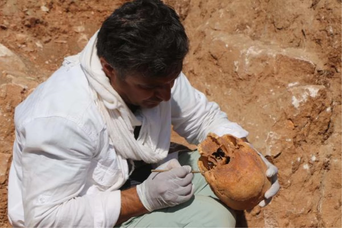 Perre Antik Kenti\'nde 1800 yıllık 4 insan iskeleti bulundu