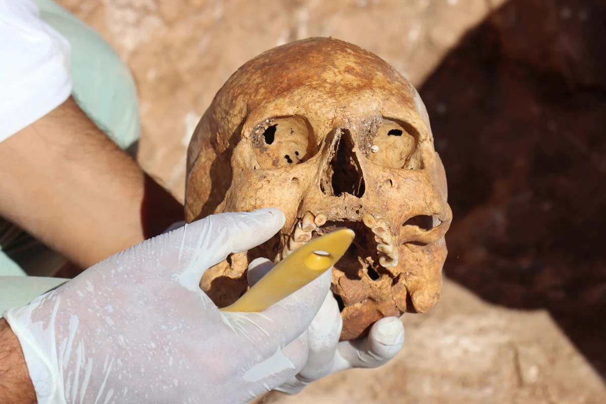 Perre Antik Kenti\'ndeki kazılarda 1800 yıllık insan iskeletleri bulundu