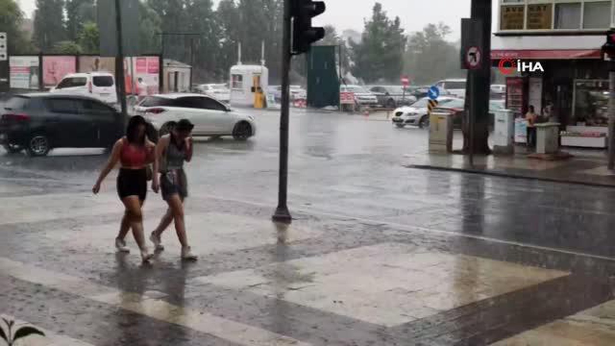 Sağanak yağmur hayatı olumsuz etkiledi