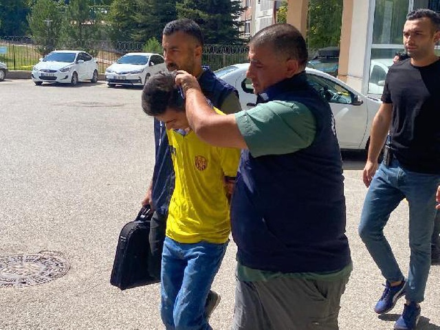 Sahaya girip Beşiktaşlı futbolculara saldıran şüphelinin 3 yıla kadar hapsi istendi Sahaya girip Beşiktaşlı futbolculara saldıran şüphelinin 3 yıla kadar hapsi istendi