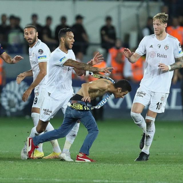 Takım arkadaşlarına saldıran taraftara müdahale ettiği için kırmızı kart gören Josef de Souza, PFDK'ye sevk edildi