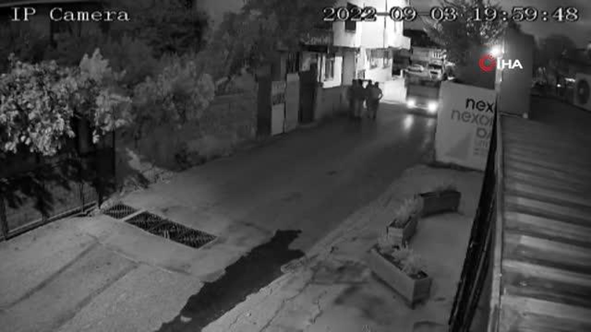 Ümraniye\'de bekçiye yakalanan hırsızlar kaçarken güvenlik kamerasını kırdı