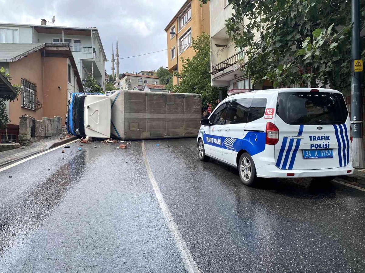 Üsküdar\'da doğalgaz kutusuna çarpan kamyonet yan yattı
