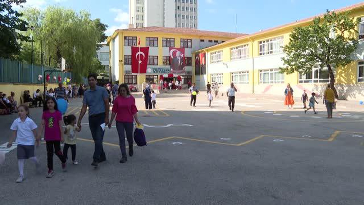 Uyum eğitiminin ikinci gününde öğrenciler velileriyle okullara geldi