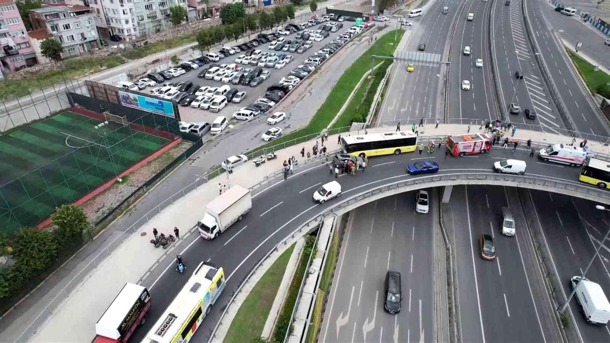 Yenikapı\'da İETT otobüsü araçlara çarpa çarpa ilerledi: 12 yaralı