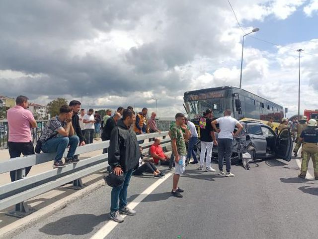 Yenikapı'da İETT otobüsü çok sayıda araca çarptı-1 Yenikapı'da İETT otobüsü çok sayıda araca çarptı-1