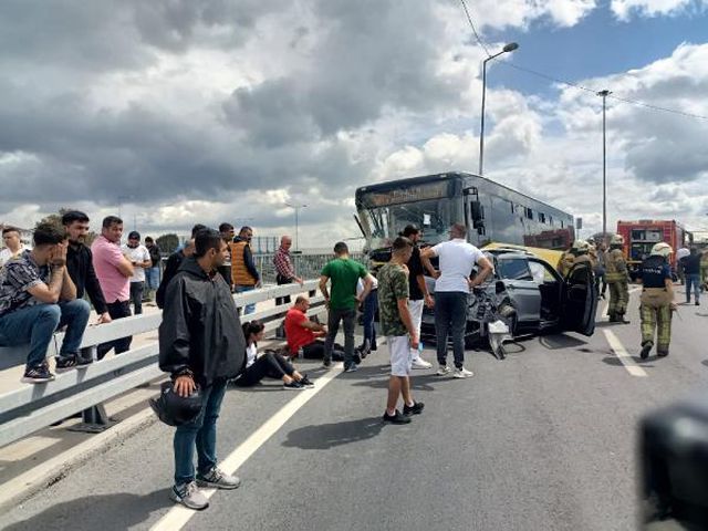 Yenikapı'da İETT otobüsü çok sayıda araca çarptı-1 Yenikapı'da İETT otobüsü çok sayıda araca çarptı-1