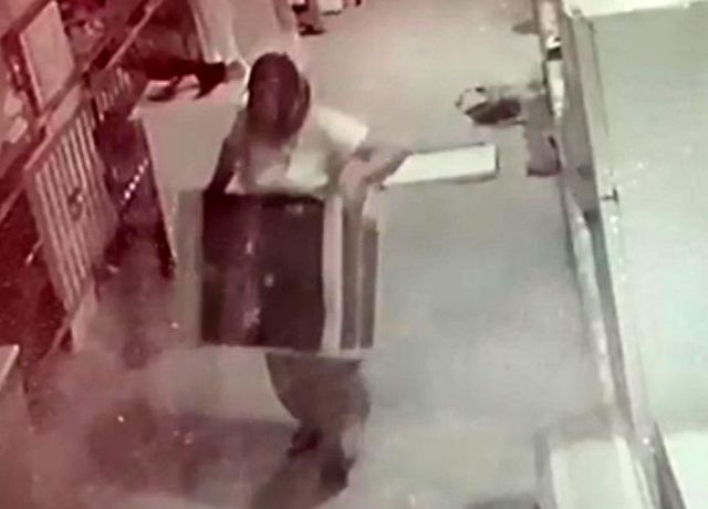 İki erkeğin zor taşıdığı 50 kiloluk klima motorunu tek başına çalan kadın kamerada